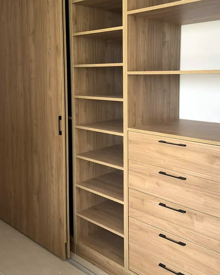 Closet en madera con cajonera y entrepaños elaborado a la medida