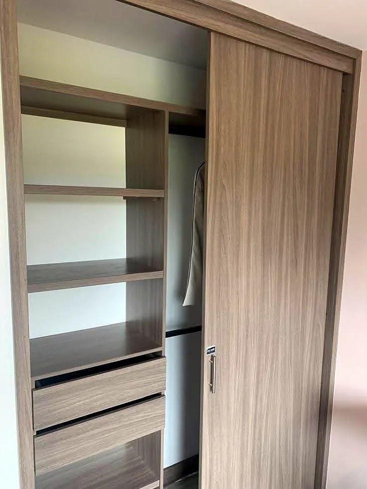 Closet en madera con puerta corrediza