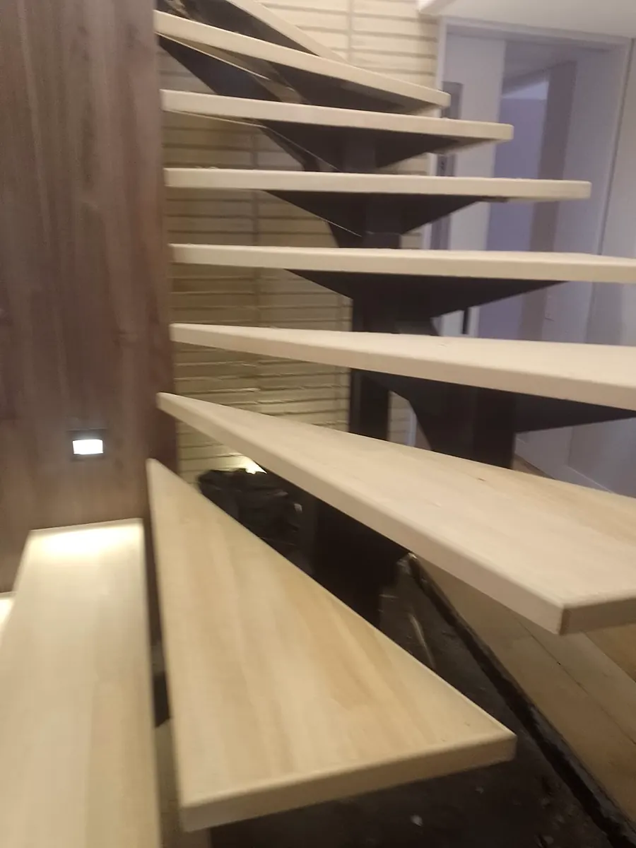 Peldaños de escalera flotante
