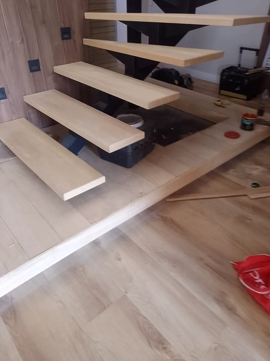 Escalera flotante en instalación