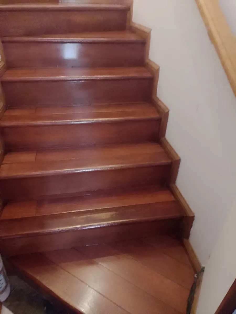 Escalera en madera barnizada