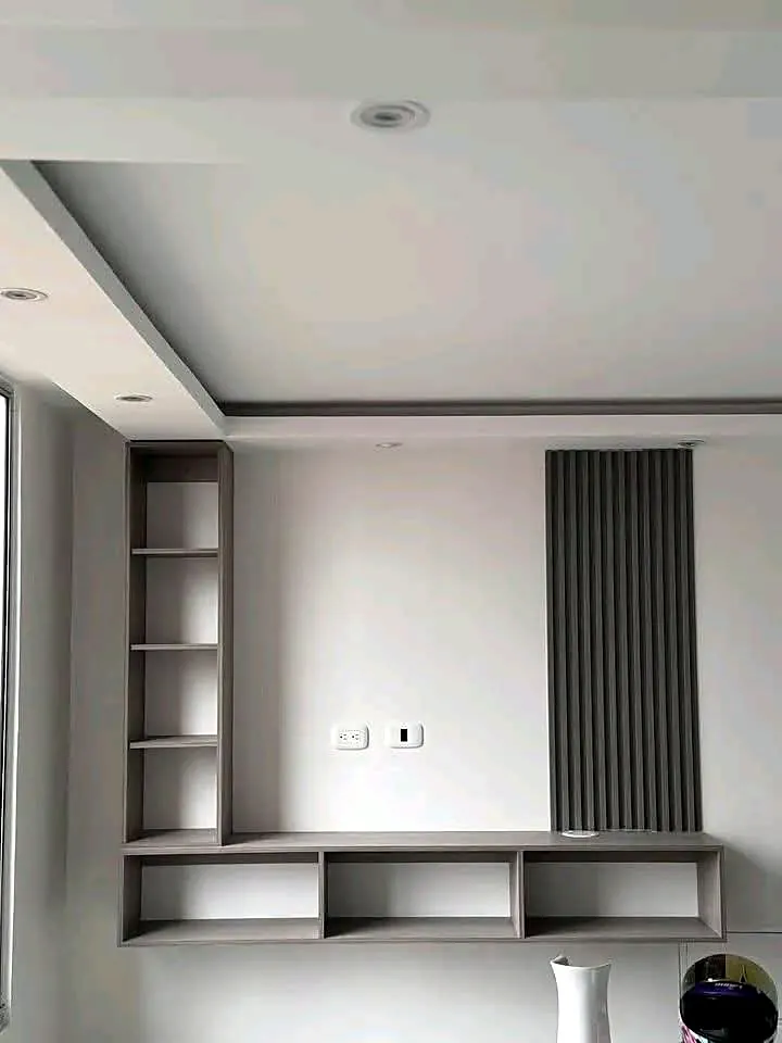 Mueble de TV flotante con repisas