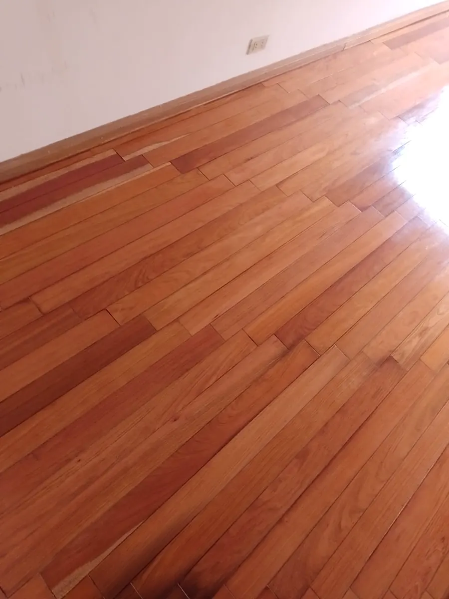 Piso de madera instalado y barnizado