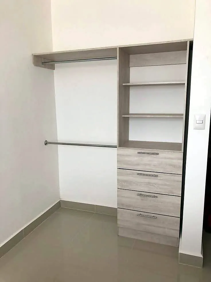 Vestidor con cajonera, entrepaños y tubos para colgar